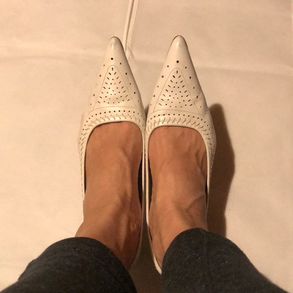 White banana republic pumps size 10 1-inch heel